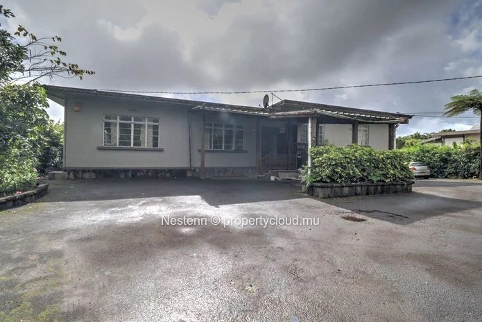 Traditional house with independent studio 