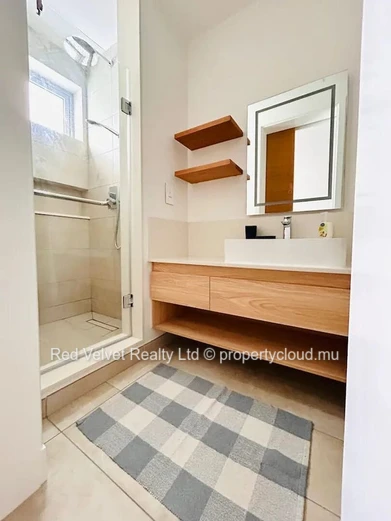 Appartement en bord de mer à louer à Grand Gaube | 3 chambres avec salles de bain attenantes | Terrasse et jardin