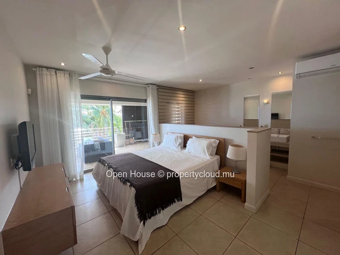 Penthouse pieds dans l'eau, vue panoramique sur la mer et la plage de trou aux biches, 3 chambres en suite. Piscine.