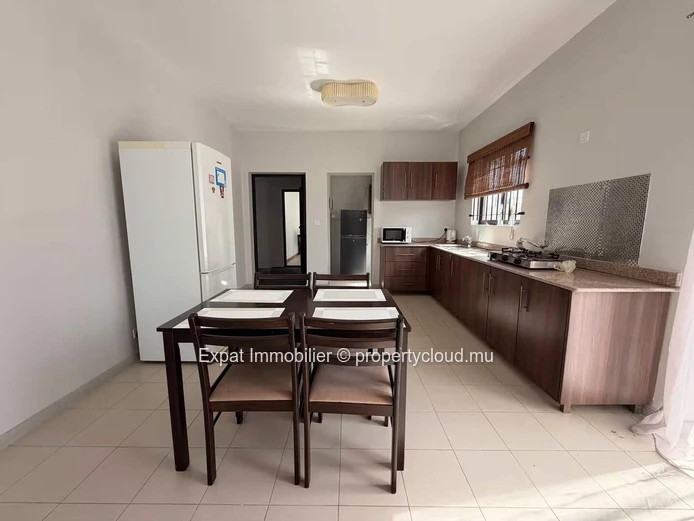 2-Bedroom Apartment with Shared Pool for Rent – 500m from Flic-en-Flac Beach