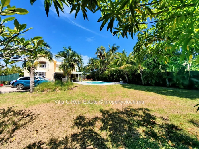Charmante maison à étage dans un quartier privé, comprenant 3 chambres à coucher, sur un beau jardin arboré avec une ...