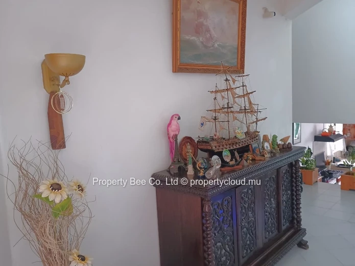 Maison dans morcellement célèbre = Proximité d'avenue Nalletamby