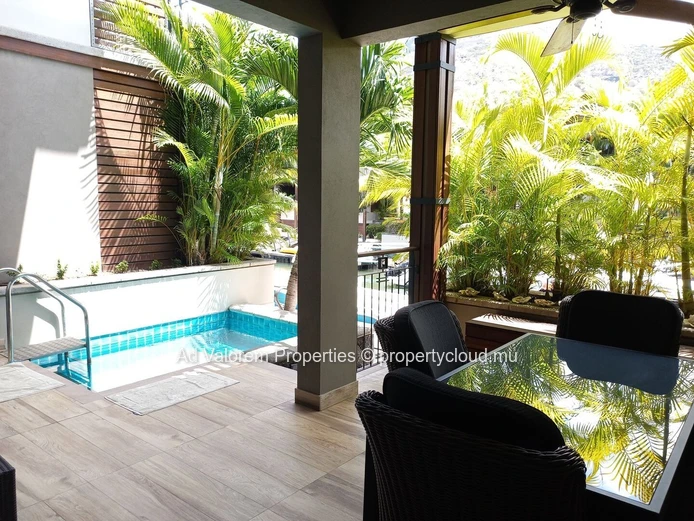 Duplex à vendre à Rivière Noire, vue mer et montagne, proche écoles, bus, golf, clinique et hôpital. 3 chambres.