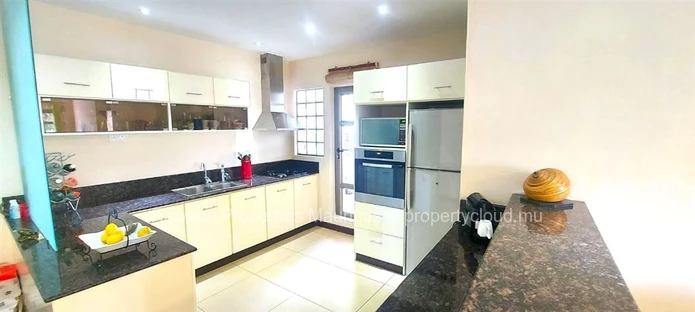 Appartement Spacieux A Vendre Proche Plage A Riviere Noire