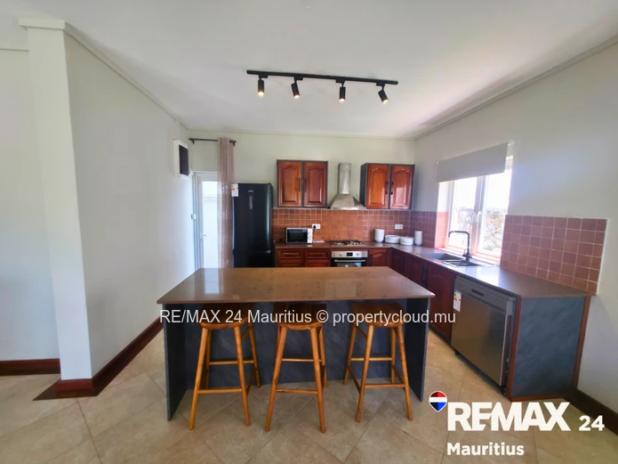 Villa moderne sur 3 niveaux, 4 chambres dont 1 en suite, 3 salles de bains, séjour lumineux,