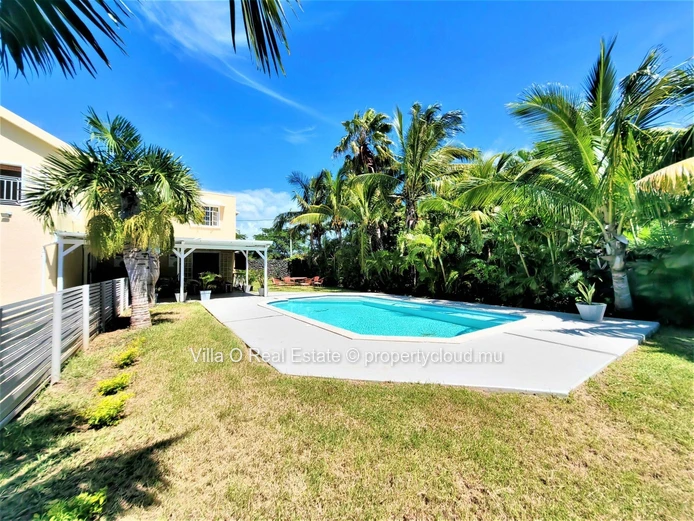 Charmante maison à étage dans un quartier privé, comprenant 3 chambres à coucher, sur un beau jardin arboré avec une ...