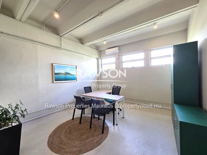 Bureau De 17,6 M² | Location Tout Compris | Mobilier | Nombreuses Installations Et Services | Solitude