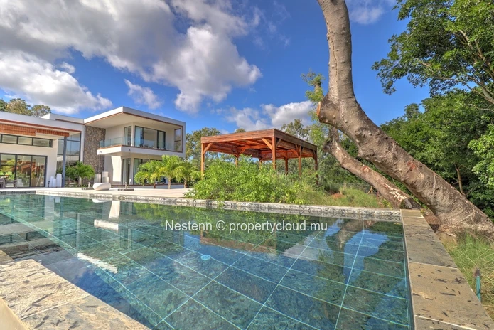 Exceptionnelle villa de 5 chambres en suite dans un cadre enchanteur de bord de rivière