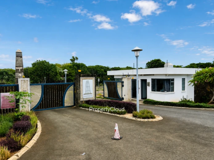 À Vendre - Portion De Terrain - Résidence Clôturée - Bambous