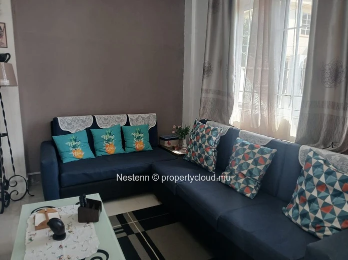 Charming ground floor triplex apartment in Vacoas with 2 bedrooms, American kitchen, balcony, and close to shops and ...