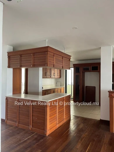 Luxury 300m² Penthouse Overlooking Parkland & Mountain Views