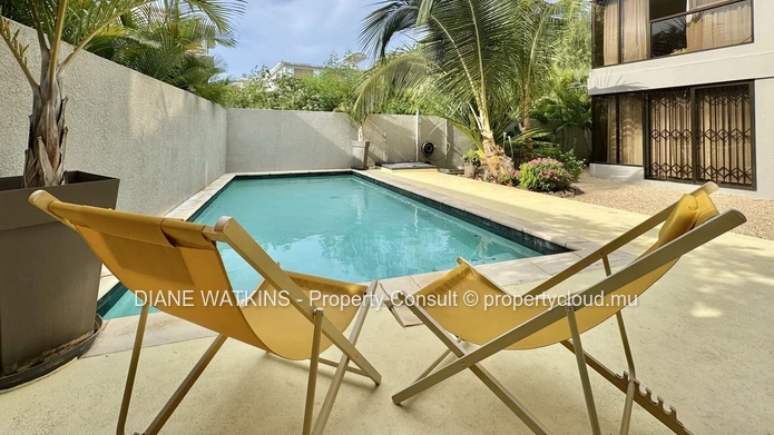 4-bedroom penthouse for sale in La Preneuse, walking distance to the beach with panoramic terrace and mountain views