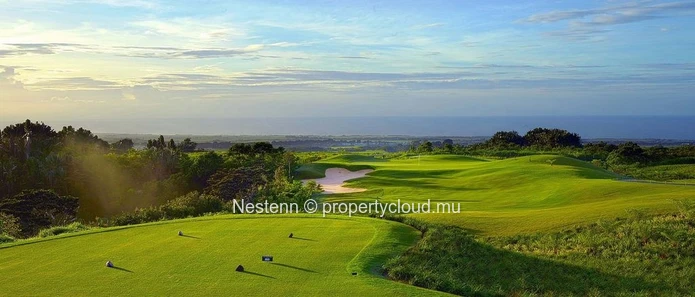 Terrain résidentiel de 5 015 m² avec accès golf 