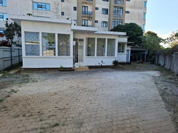 Traditional house of 195m2 near metro station 