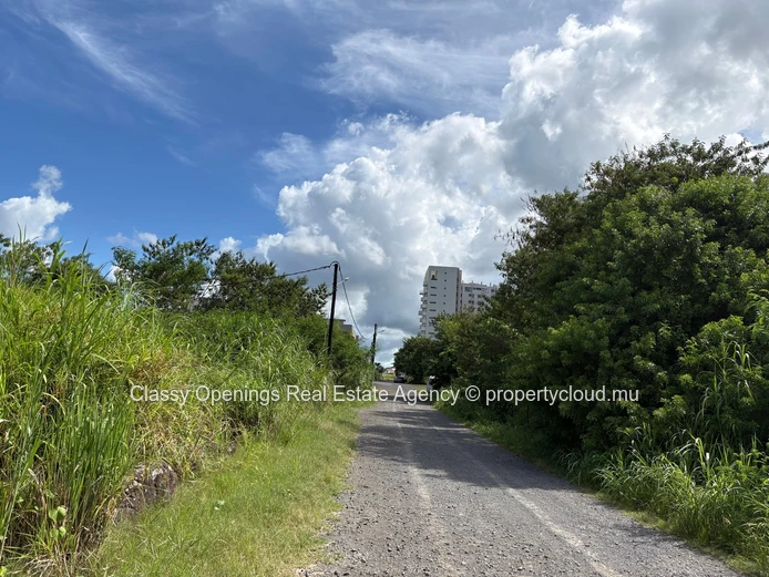 Terrain commercial 1 835 m² à Sodnac — proche bus, écoles, commerces