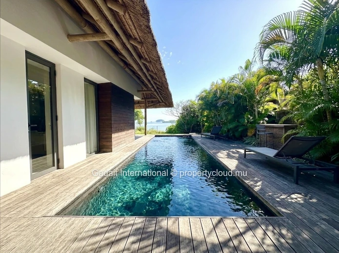 Villa pieds dans l'eau à vendre – Une adresse d'exception sur la côte Ouest de l'Île Maurice