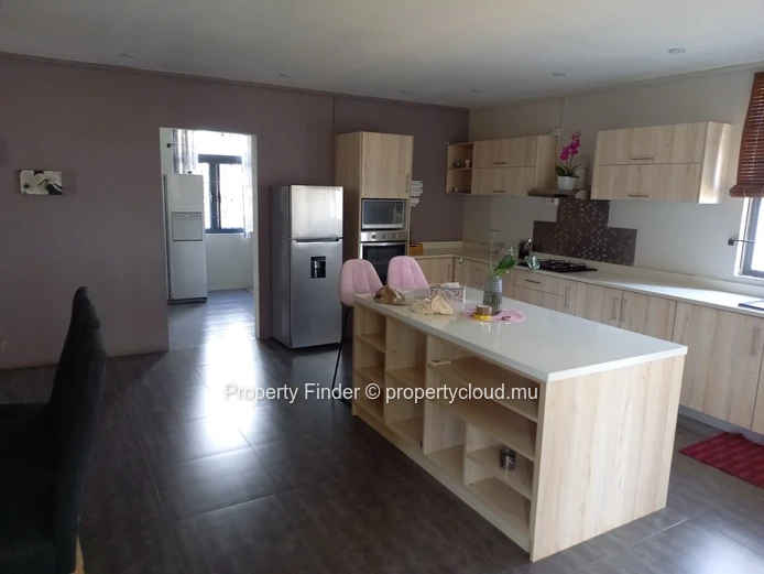 Maison moderne de 5 chambres à vendre
