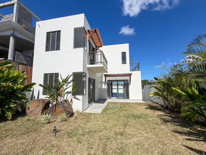 À Vendre | Maison Neuve Avec Piscine | 3 Chambres + Bureau Séparé + Espace De Rangement | Région De Mont Mascal | Rs ...