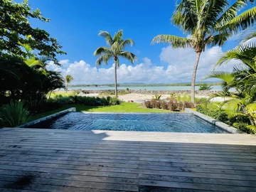 Exquisite Beachfront Villa – Breathtaking Sea & Mountain Views