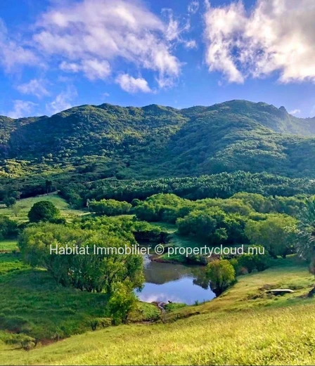 A VENDRE - OPPORTUNITE A SAISIR !!! Magnifique terrain de 83 toises bénéficiant d'une vue exceptionnelle sur la monta...