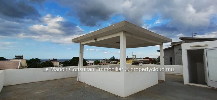 Villa for sale with private swimming pool not far from London supermarket, close to all amenities. 