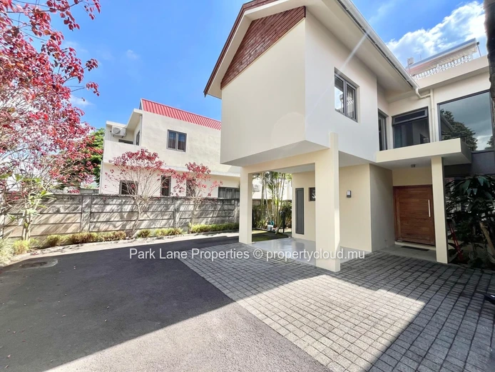 Duplex de type townhouse avec trois chambres, jardin et terrasse à Trianon