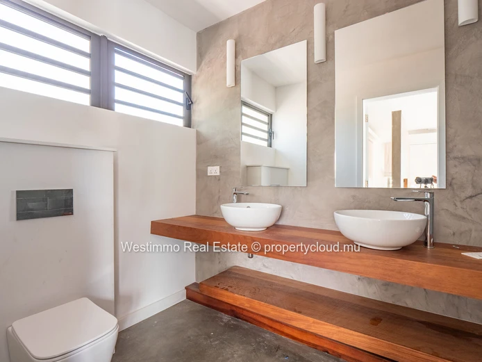 New villa with swimming pool in a secure residential area