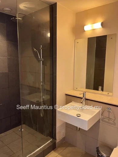 Modern 3-Bed Ground-Floor Apartment 