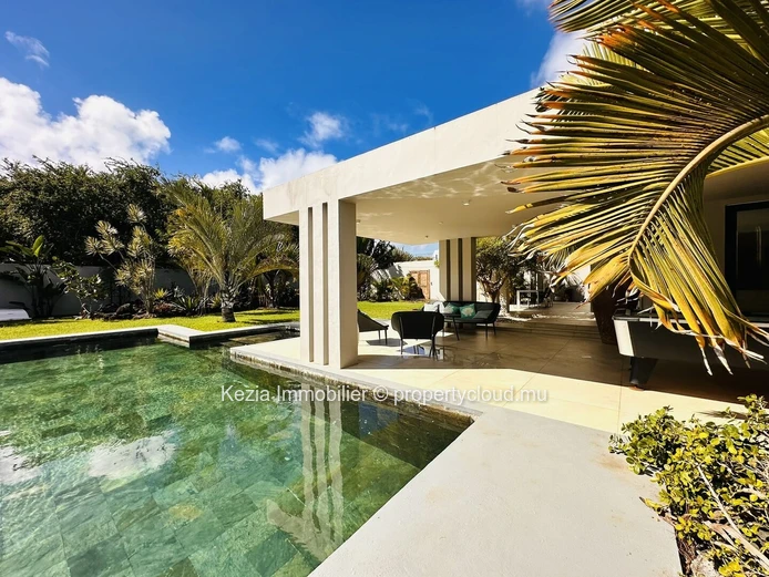 Contemporary Villa In The Heart Of An Exceptional Garden