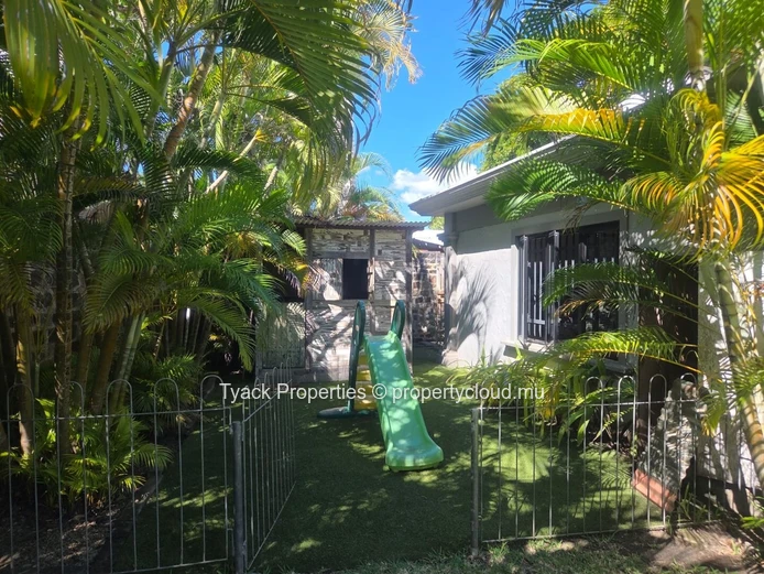 4-Bedroom Villa with Private Pool for Rent in Pereybere
