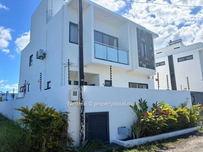 Modern 3-bedroom villa with pool close to the beach and Super U supermarket