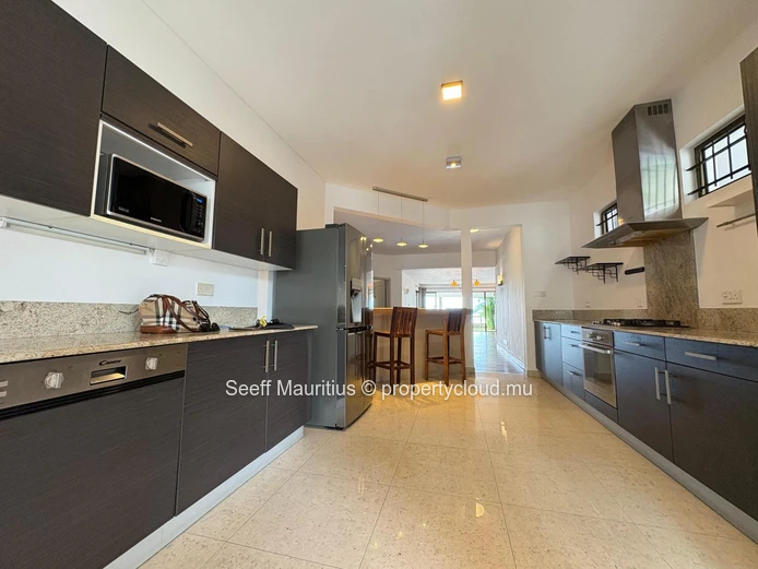 Renovated 3-bedroom apartment with sea & Le Morne views