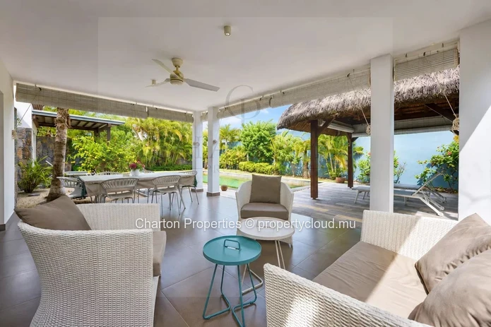 3 bedroom villa with private pool in a privileged residential environment