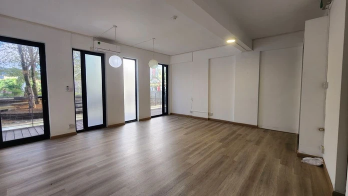 Freshly refurbished office in Ebène with garden view, 30.3 m², air conditioning, garage, generator, water tank, and c...
