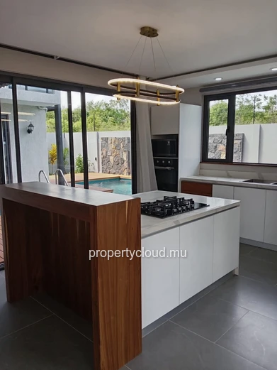 Villa contemporaine neuve à Pereybere – 6 chambres – Piscine centrale – Prestations premium