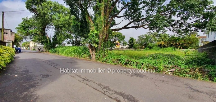 FOR SALE - Unique opportunity to acquire this corner plot of 409 toises (1,554 m2) in Curepipe