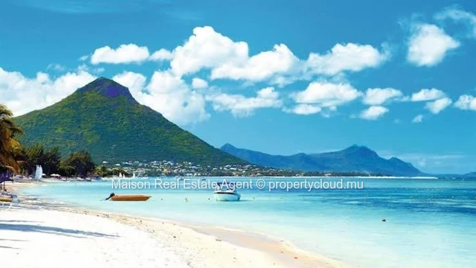 Azure 4 Bedrooms Haven Retreat: Where Tranquility Meets Turquoise Waters, Flic en Flac Mauritius