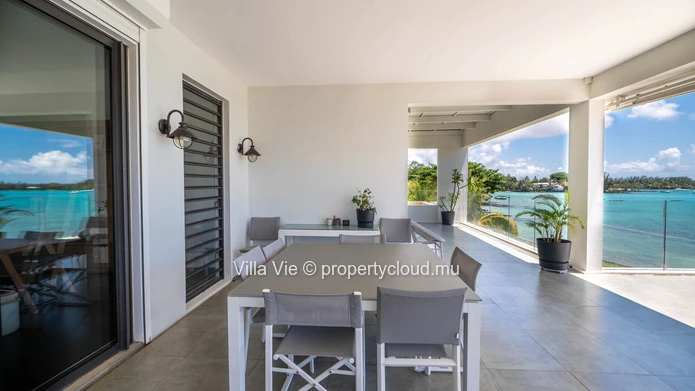 Pereybere – Exceptional penthouse with sea view and direct beach access