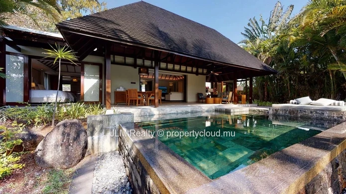 Luxueuse villa pieds dans l'eau à vendre à Beau Champ dans un domaine golfique sur la côte est de l’Île Maurice