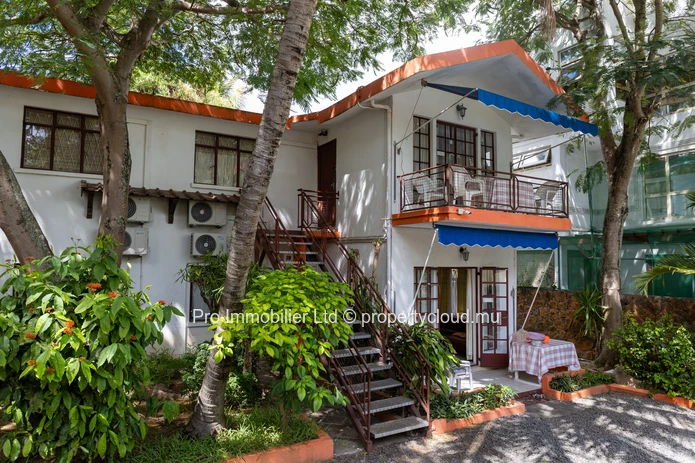 Découvrez le charme de cette charmante et authentique maison ainsi que des appartements et des emplacements commercia...