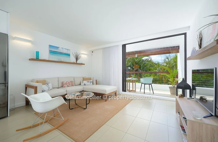 Appart R+2 à vendre à Mon Choisy, 64m², piscine commune, vue mer, meublé, cuisine équipée, proche commodités. 269 000€.