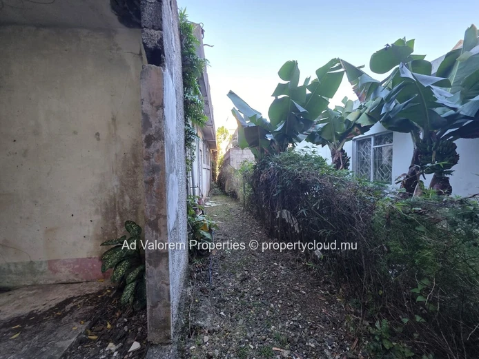 Terrain de 818 m² à vendre – Très bien situé à Quatre Bornes!