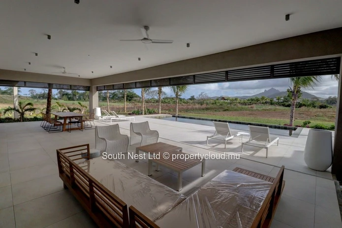 Villa neuve de 4 chambres de plain-pied avec vue sur le golf dans un domaine prestigieux