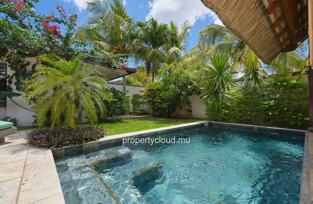 For sale: villa in a prestigious residence accessible to foreigners. Two minutes from the center of Grand Baie.