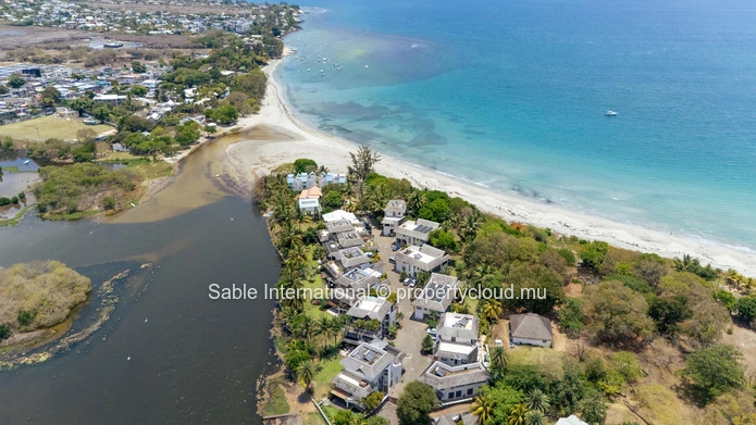 Luxurious Beachfront RES Apartment in Rivière Noire with stunning views and modern amenities. 4 bedrooms, sea access,...