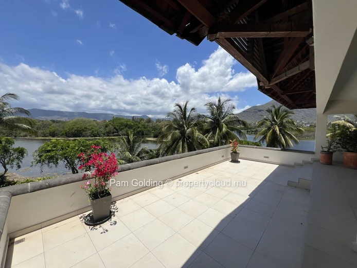 Penthouse de 4 Chambres en Bord de Rivière à Tamarin – Accès Direct à la Plage & Terrasse avec Jacuzzi Privé