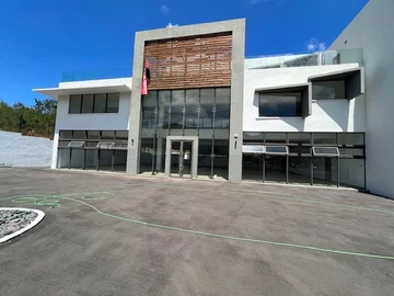 Cutting-edge 1800m2 commercial building for sale in Bagatelle
