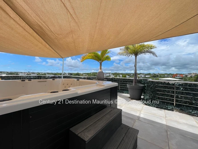 Exceptional Duplex Penthouse: 259 m² Just 200m from the Beach