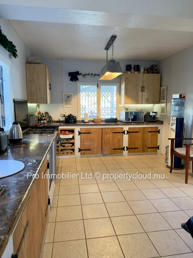 Maison familiale chaleureuse et spacieuse, conçue par un architecte ,  À vendre à Roches Noires