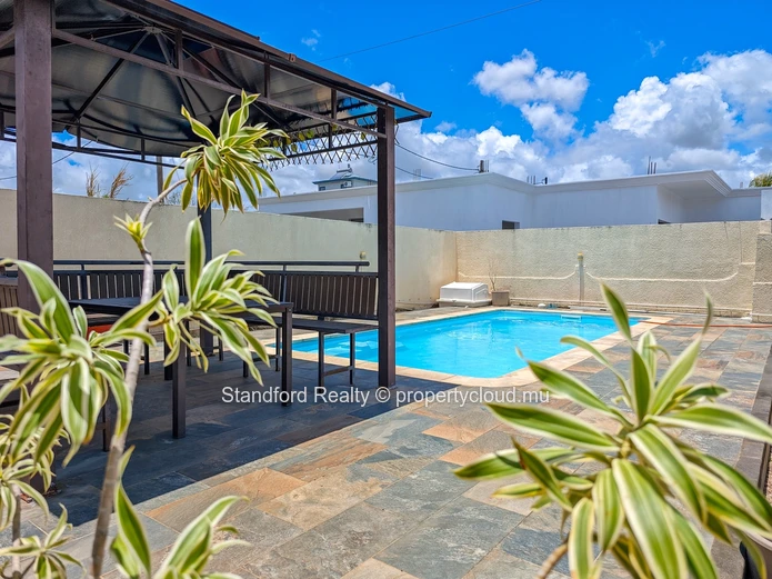 Modern First-Floor Apartment with Open-Plan Kitchen & Private Entrance – Mont Choisy